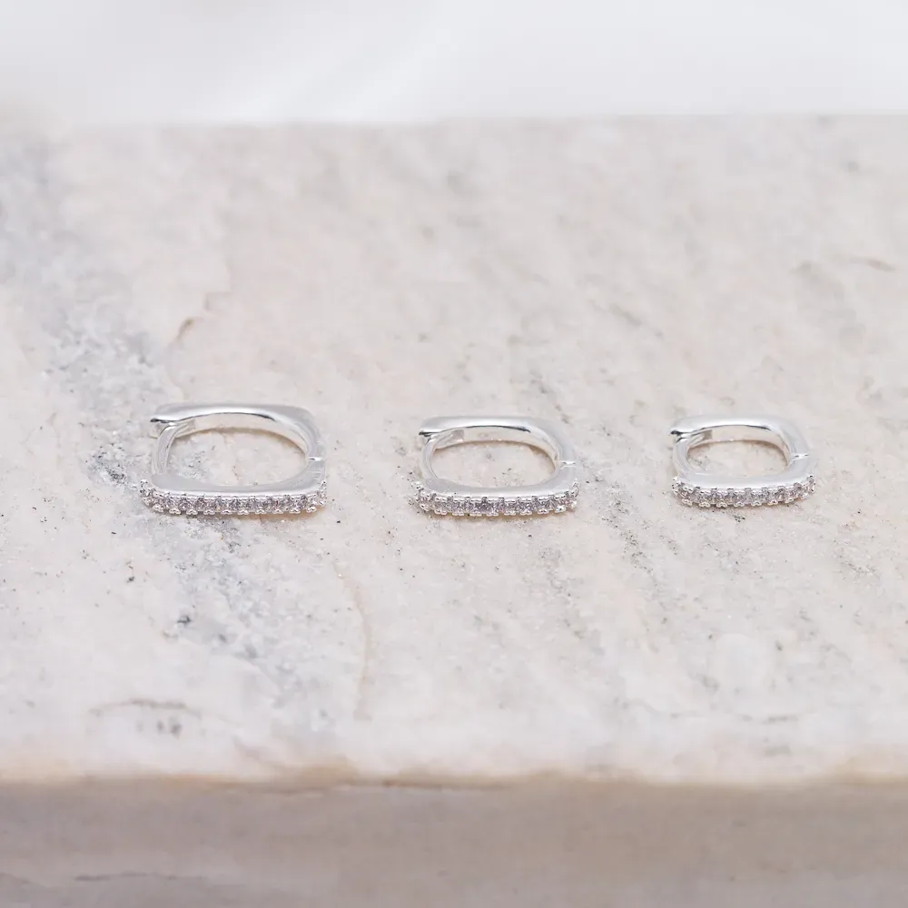 BRINCO ARGOLA M QUADRADA CRAVEJADA COM ZIRCÔNIAS CRISTAIS BANHO PRATA