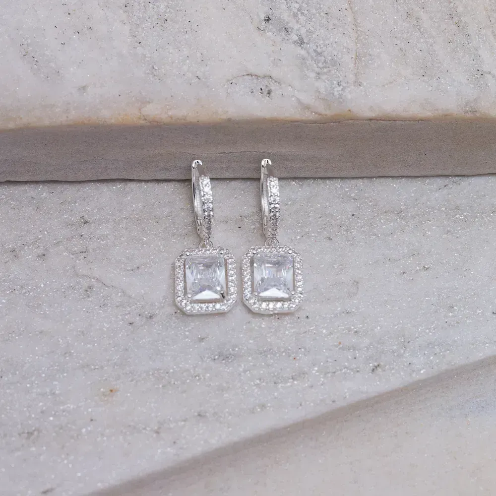 BRINCO ARGOLA QUADRADA CRAVEJADA E COM PEDRA ZIRCÔNIA CRISTAL BANHO PRATA