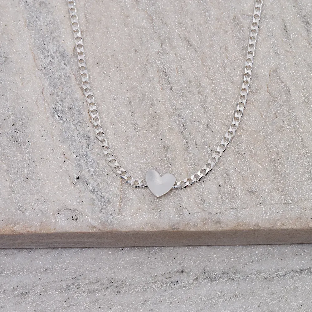 CHOKER GRUMET COM CORAÇÃO BANHO PRATA