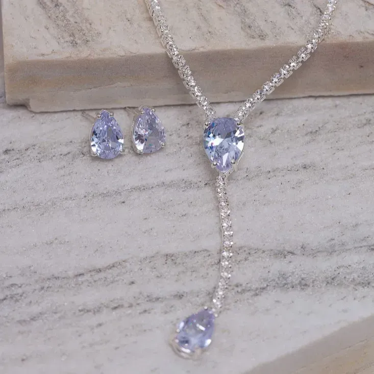 CONJUNTO BRINCO E COLAR PÊNDULO CRAVEJADO COM ZIRCÔNIAS E GOTA CRISTAL BANHO PRATA
