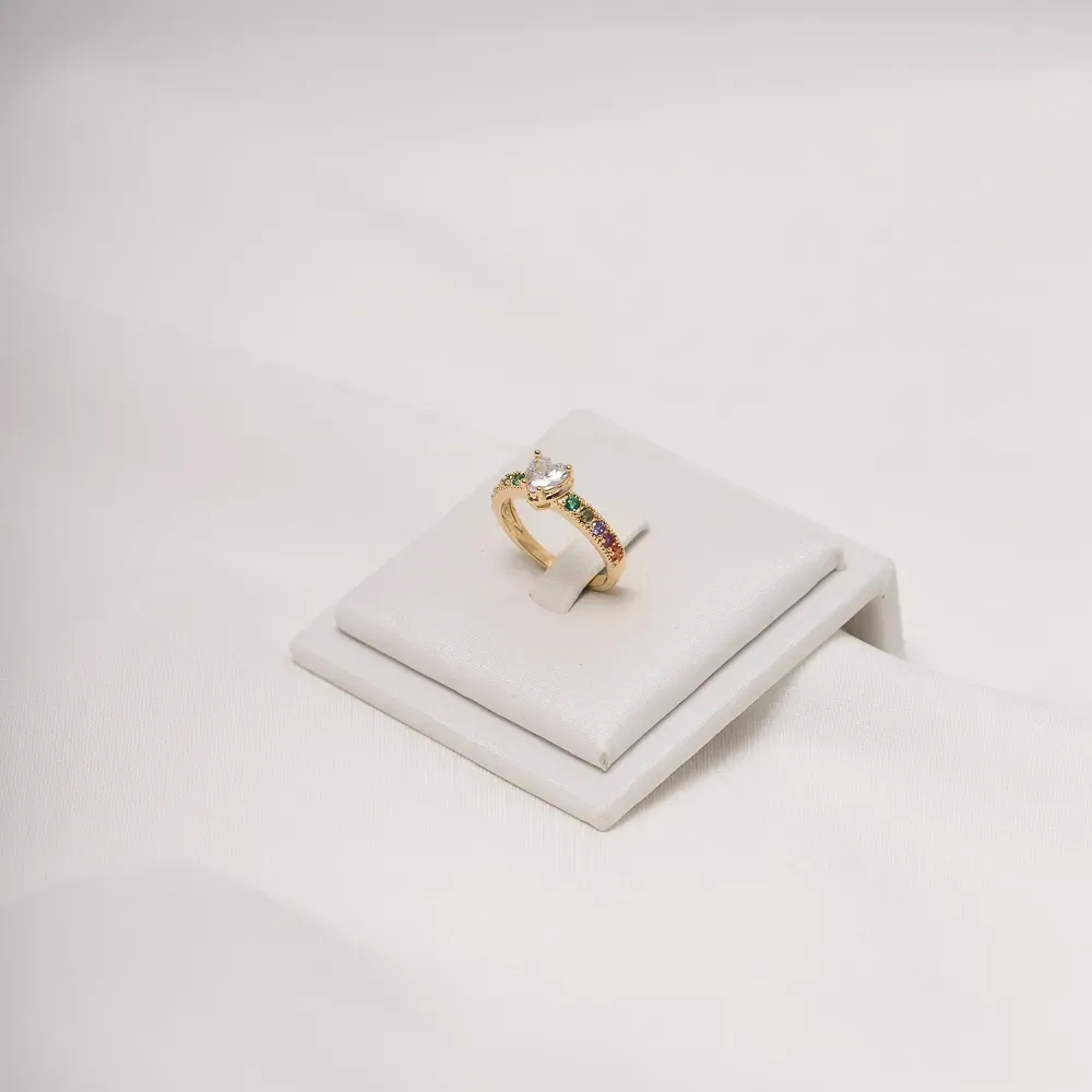 ANEL CORAÇÃO CRISTAL CRAVEJADO COM ZIRCÔNIAS COLORIDAS BANHO OURO 18K
