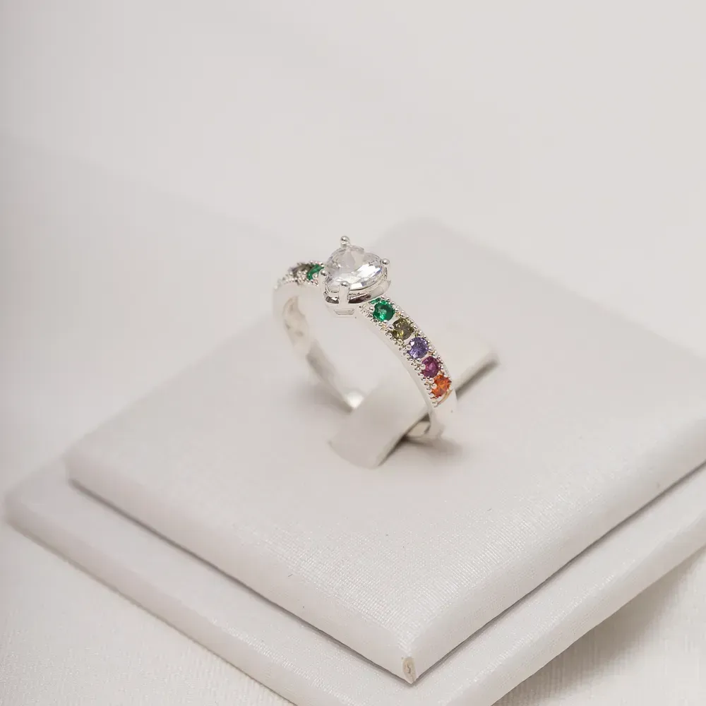 ANEL CORAÇÃO CRISTAL CRAVEJADO COM ZIRCÔNIAS COLORIDAS BANHO PRATA