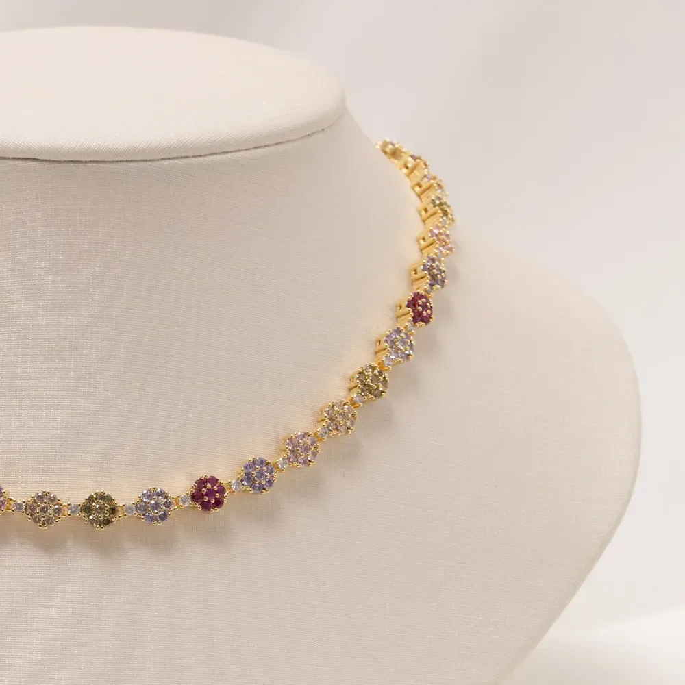 COLAR RIVIERA FLOR COM ZIRCÔNIAS COLORIDAS CLARAS BANHO OURO 18K