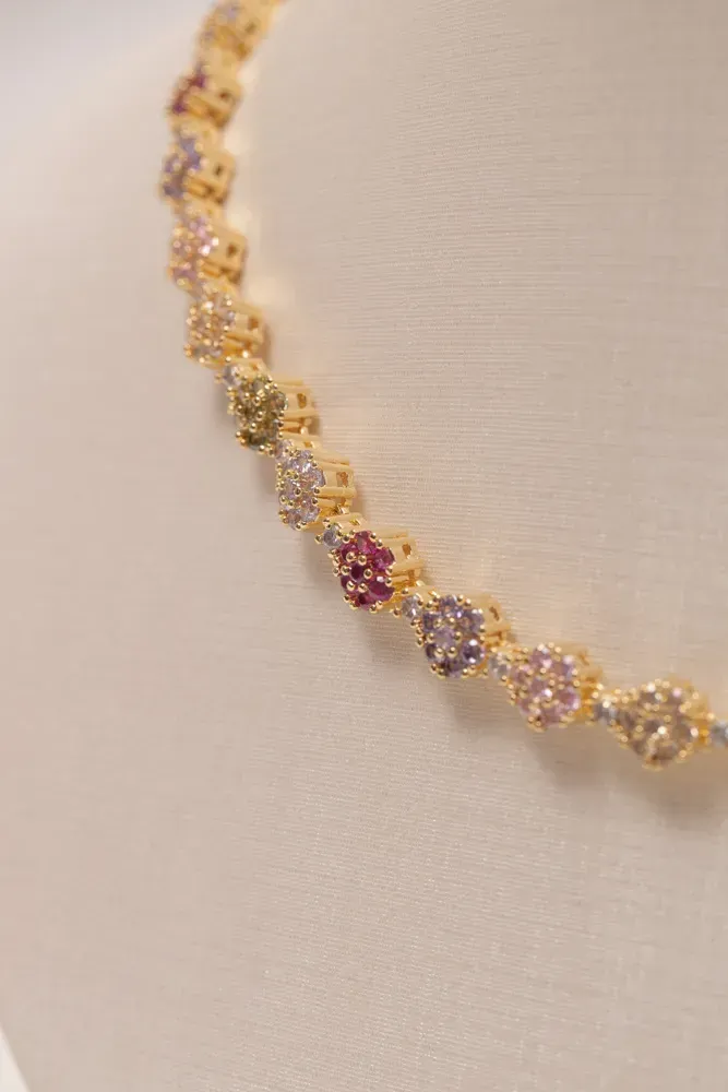 COLAR RIVIERA FLOR COM ZIRCÔNIAS COLORIDAS CLARAS BANHO OURO 18K