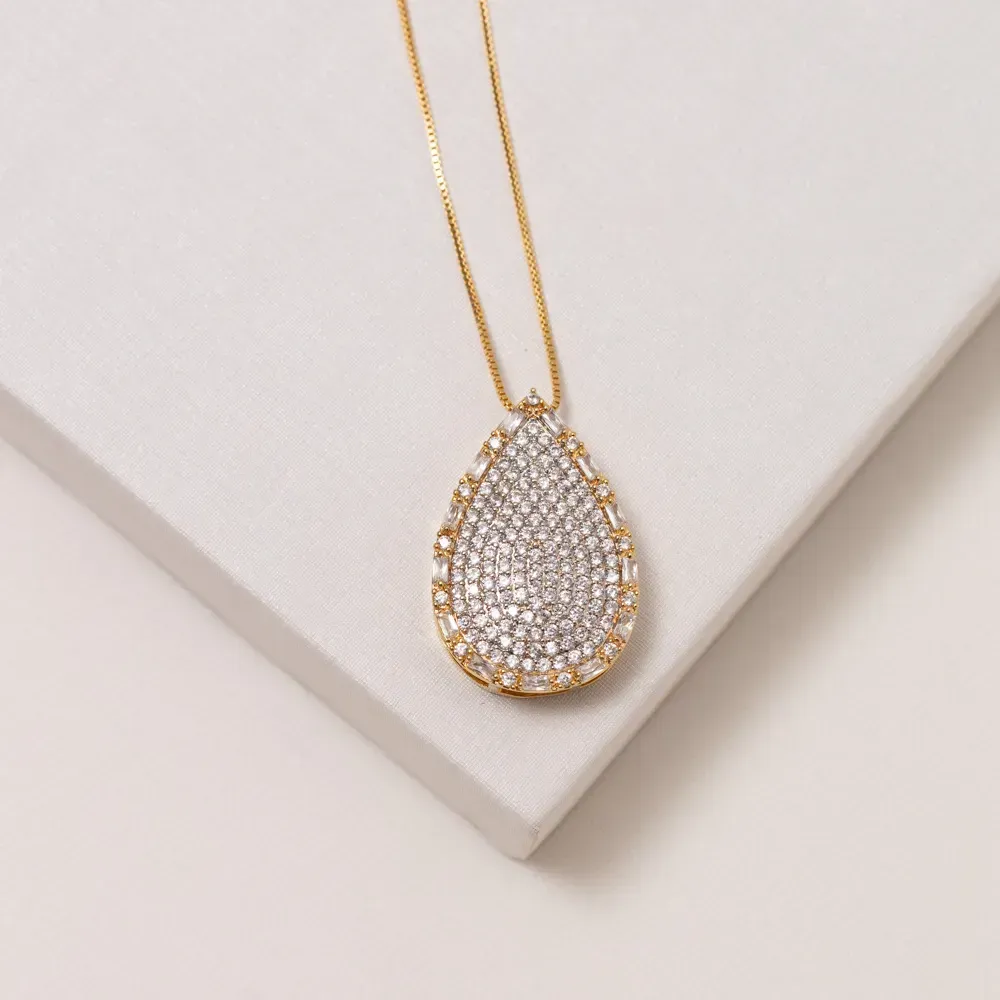 COLAR GOTA CRAVEJADA COM ZIRCÔNIAS CRISTAIS BANHO OURO 18K