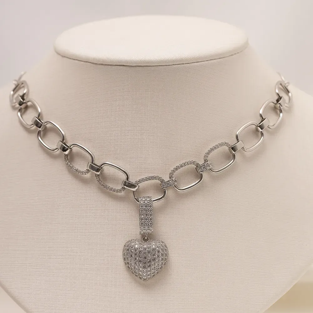 CONJUNTO CORAÇÃO CRAVEJADO COM ZIRCÔNIAS CRISTAIS BANHO RÓDIO BRANCO