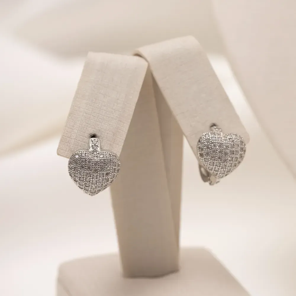 CONJUNTO CORAÇÃO CRAVEJADO COM ZIRCÔNIAS CRISTAIS BANHO RÓDIO BRANCO