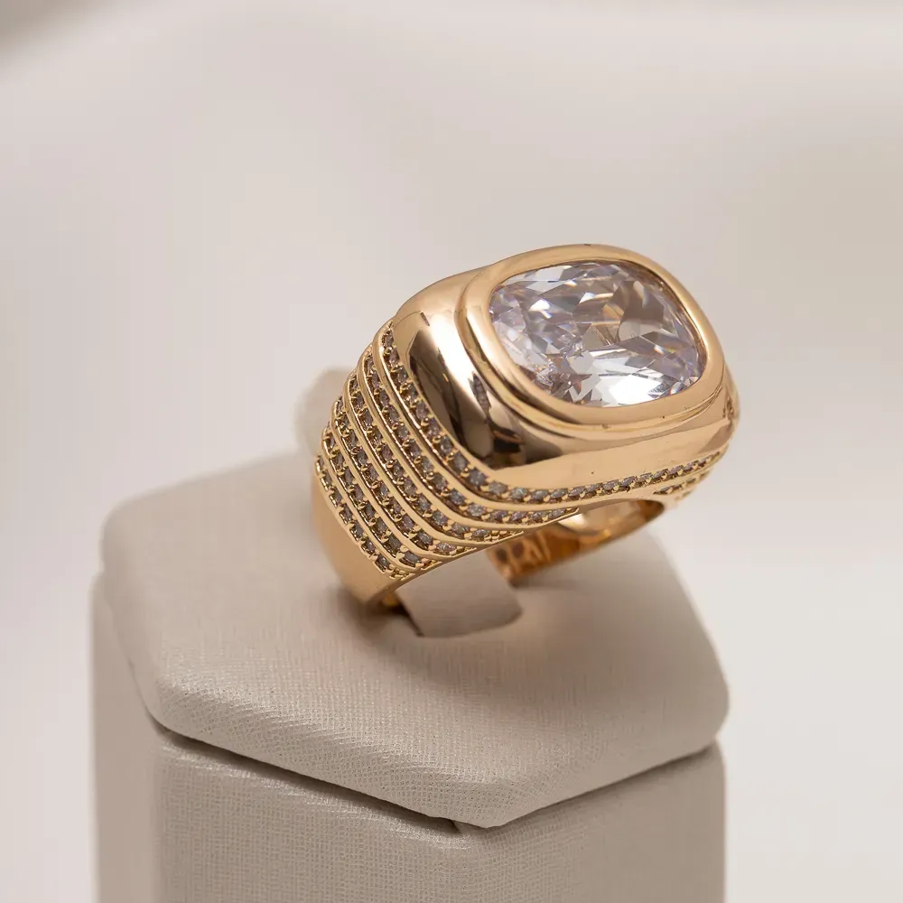 CONJUNTO BRINCO E ANEL CRAVEJADO COM ZIRCÔNIAS E PEDRA CRISTAL BANHO OURO 18K