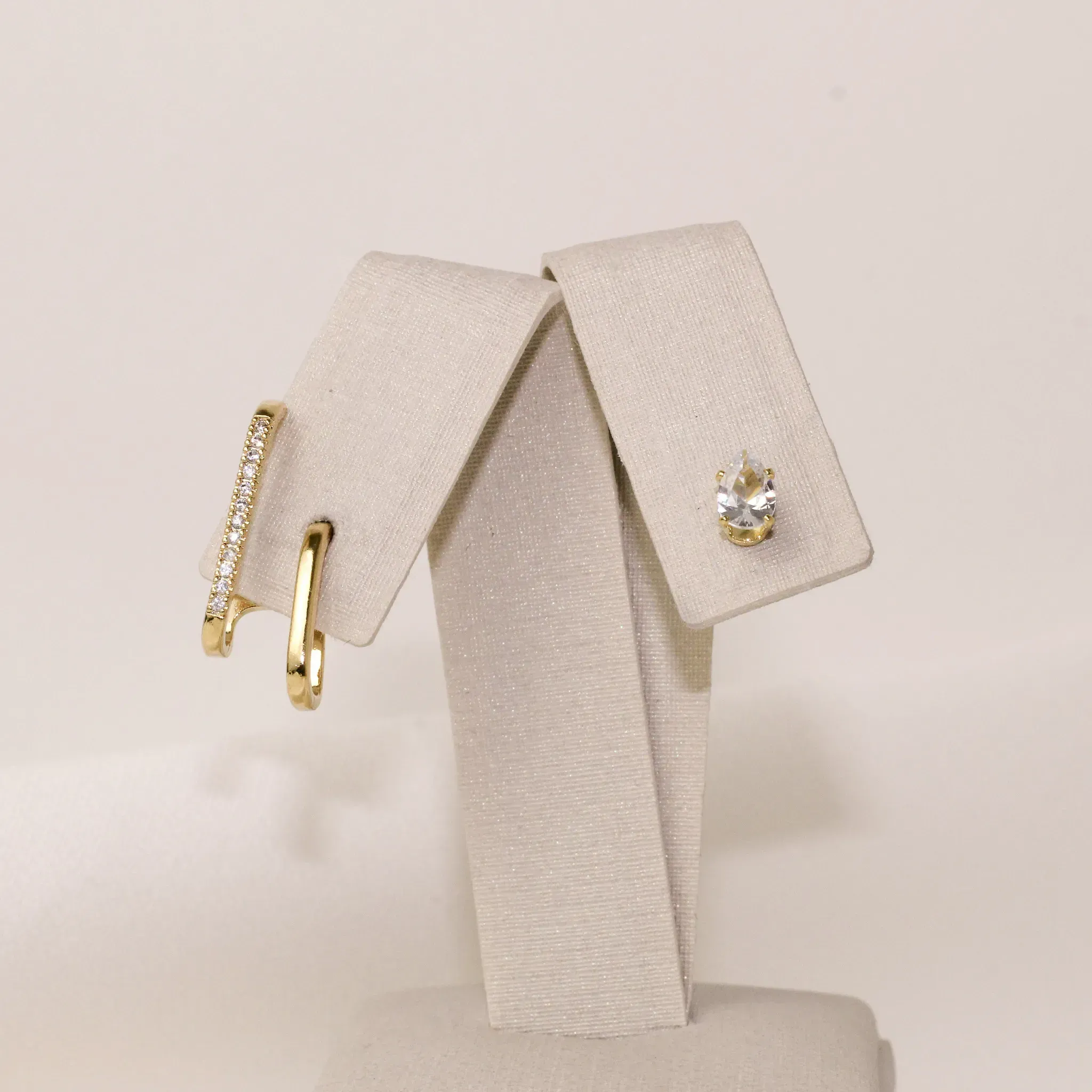 BRINCO EAR CUFF CRAVEJADO COM ZIRCÔNIAS CRISTAIS E PONTO DE LUZ BANHO OURO 18K