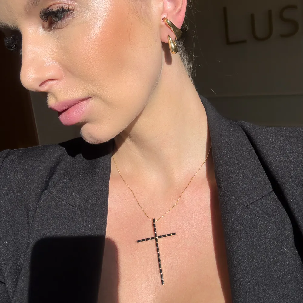 COLAR CRUZ COM PEDRAS COR PRETO BANHO OURO 18K