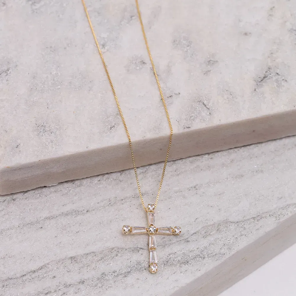 COLAR CRUZ COM ZIRCÔNIAS CRISTAIS BANHO OURO 18K