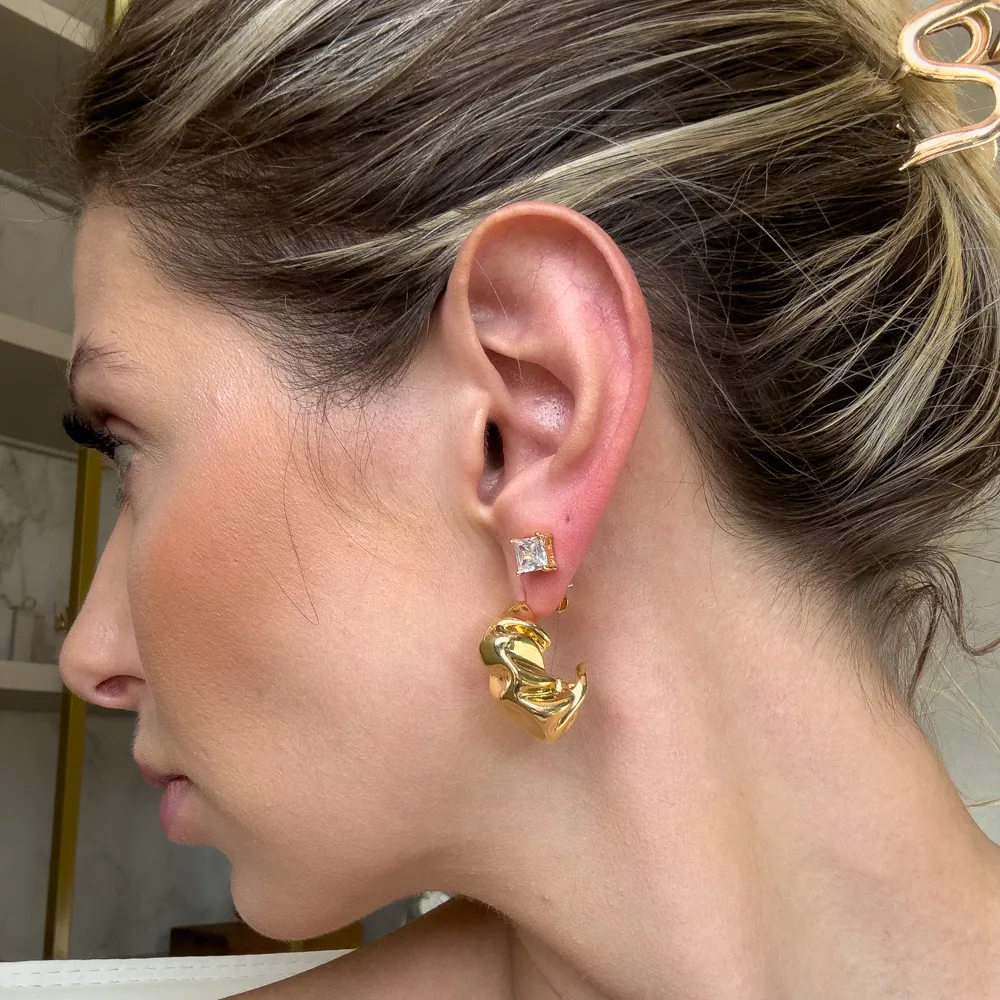 BRINCO ARGOLA AMASSADA M LISA BANHO OURO 18K