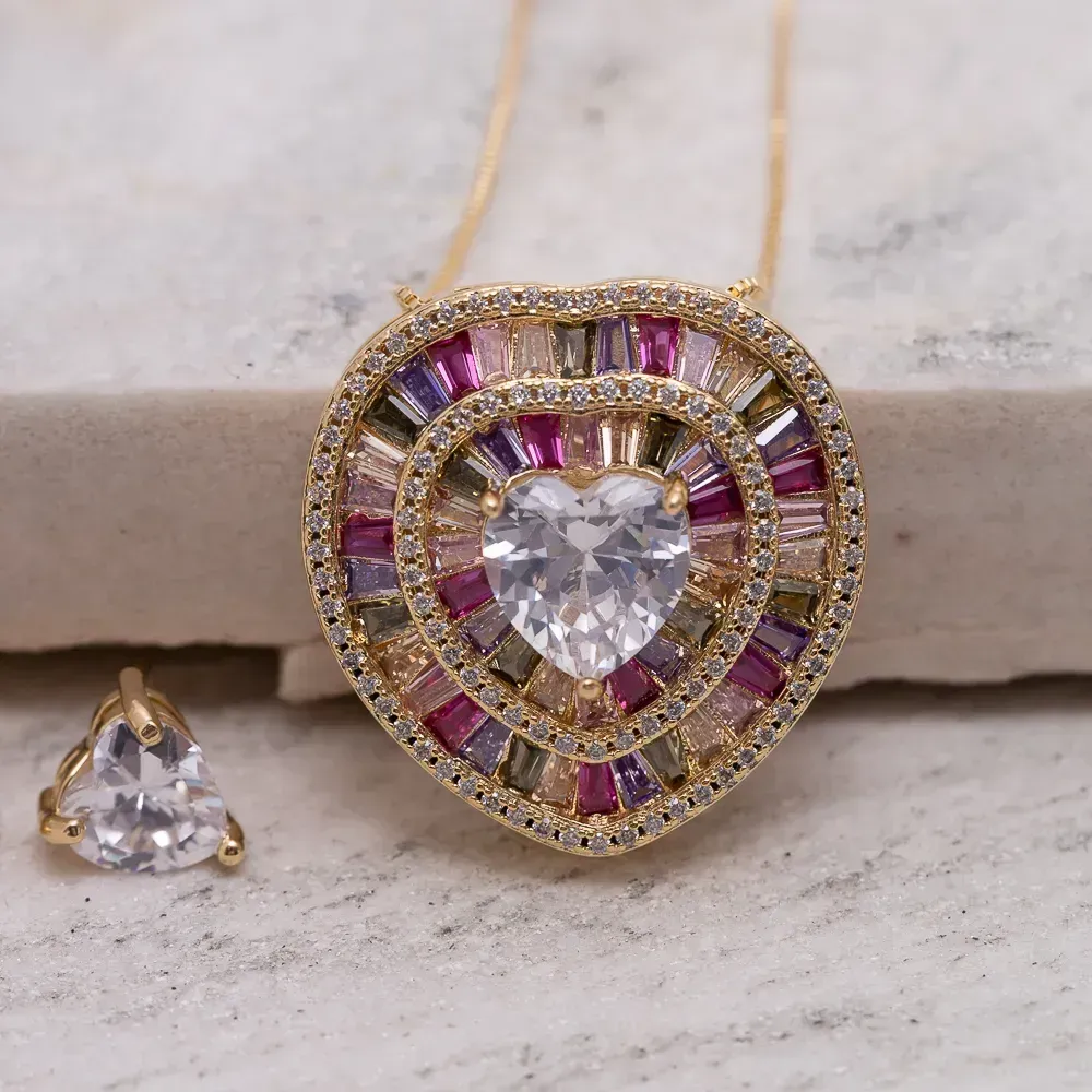 CONJUNTO CORAÇÃO GRANDE CRAVEJADO COM ZIRCÔNIAS COLORIDAS BANHO OURO 18K