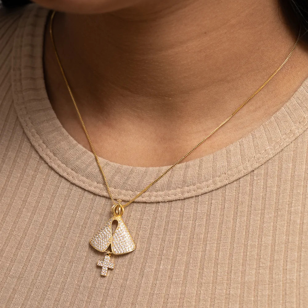CONJUNTO NOSSA SENHORA CRUZ COM ZIRCÔNIAS  CRISTAIS BANHO OURO 18K