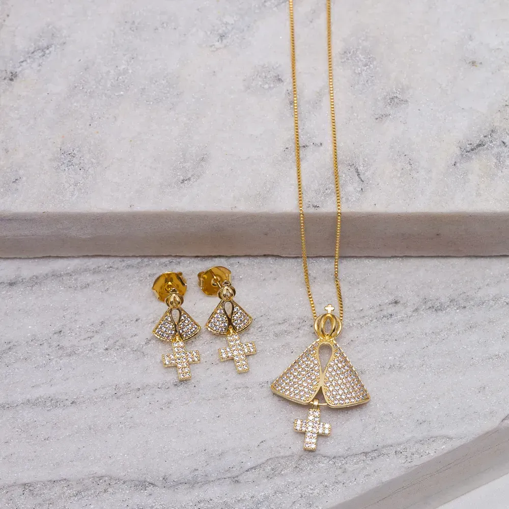 CONJUNTO NOSSA SENHORA CRUZ COM ZIRCÔNIAS  CRISTAIS BANHO OURO 18K