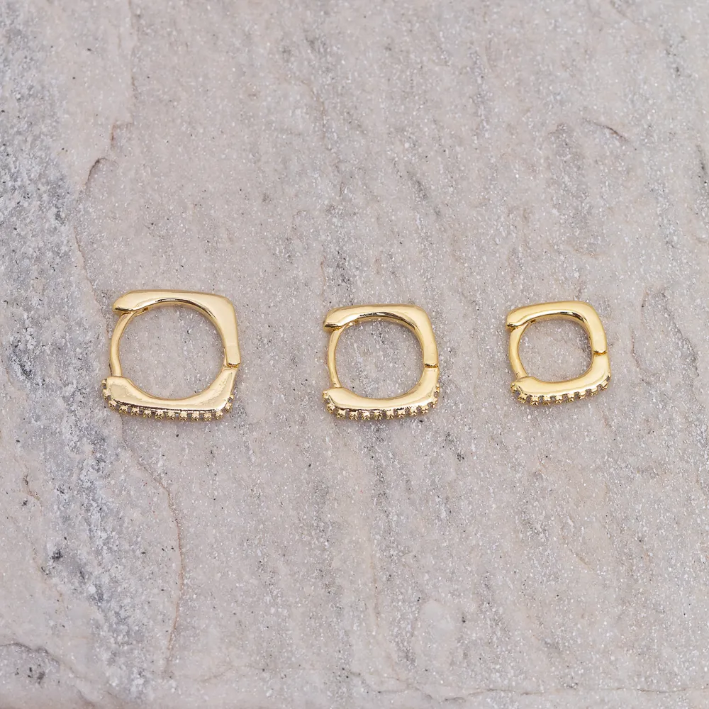 BRINCO ARGOLA M QUADRADA CRAVEJADA COM ZIRCÔNIAS CRISTAIS BANHO OURO 18K