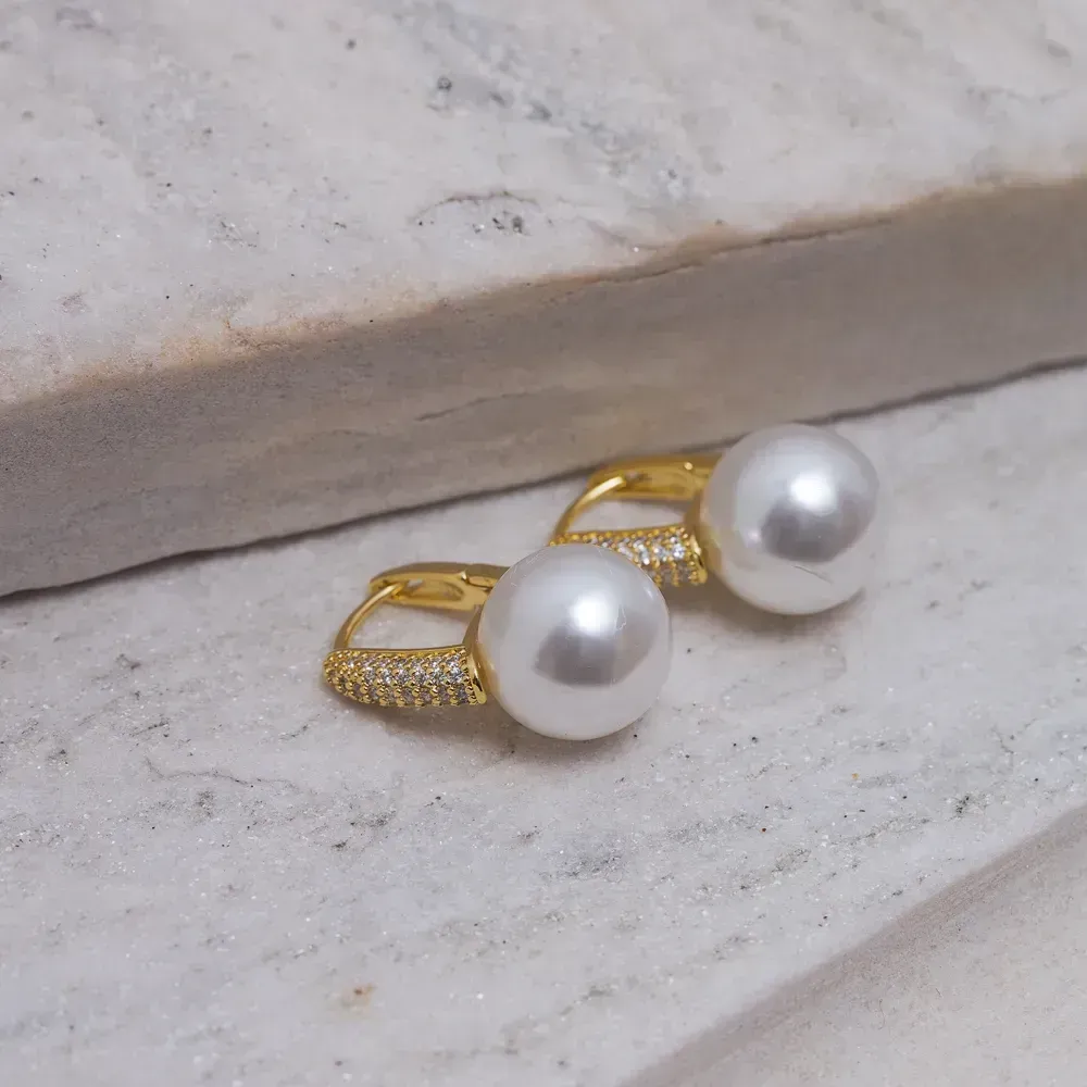 BRINCO ARGOLA CRAVEJADA COM ZIRCÔNIAS CRISTAIS E PÉROLA G BANHO OURO 18K