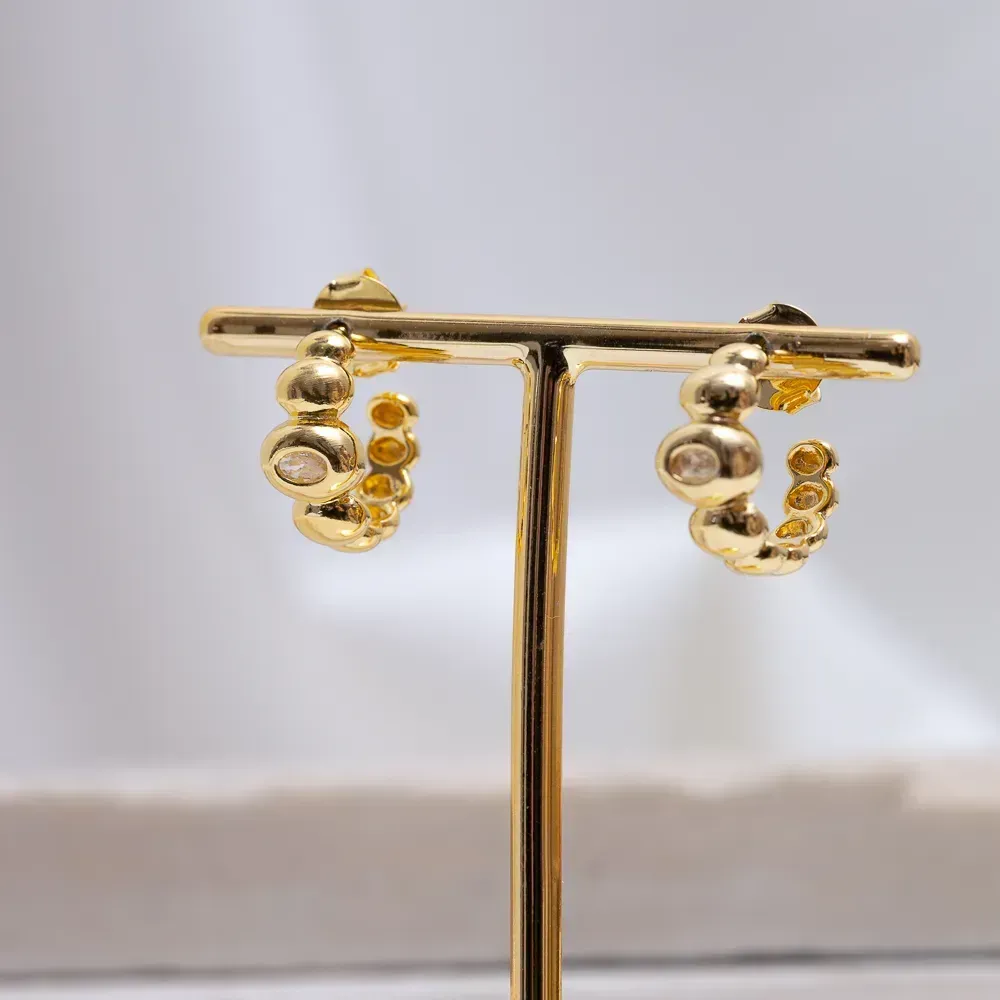 BRINCO ARGOLA BOLINHAS COM ZIRCÔNIA BANHO OURO 18K