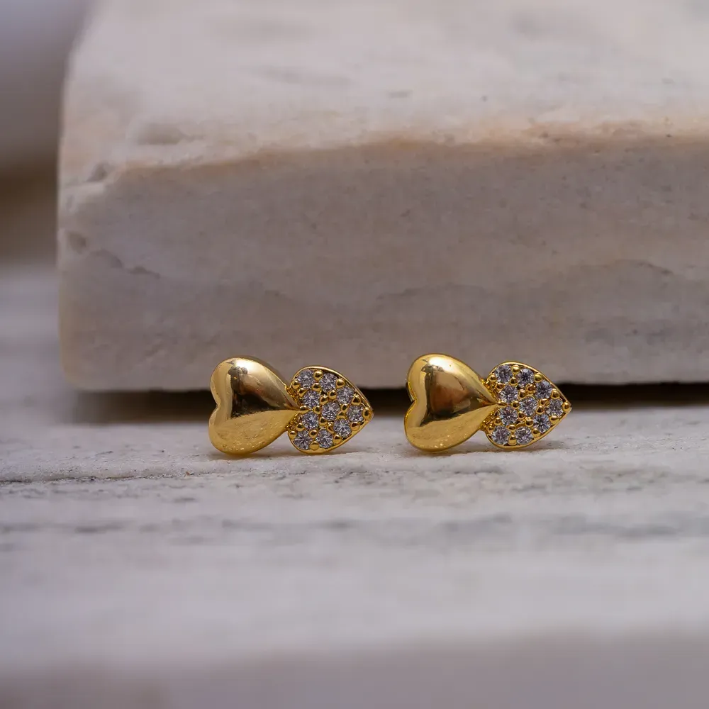 BRINCO CORAÇÃO LISO E CRAVEJADO COM ZIRCÔNIAS BANHO OURO 18K