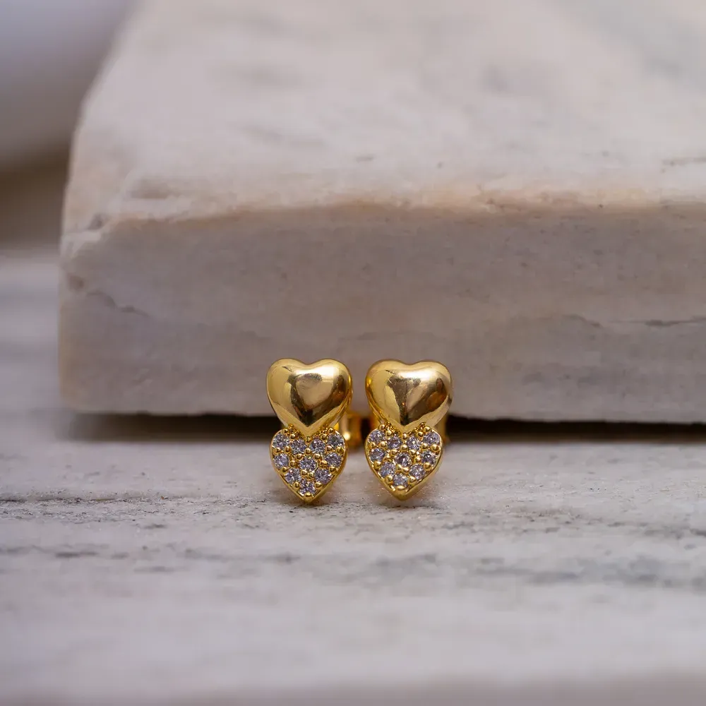 BRINCO CORAÇÃO LISO E CRAVEJADO COM ZIRCÔNIAS BANHO OURO 18K