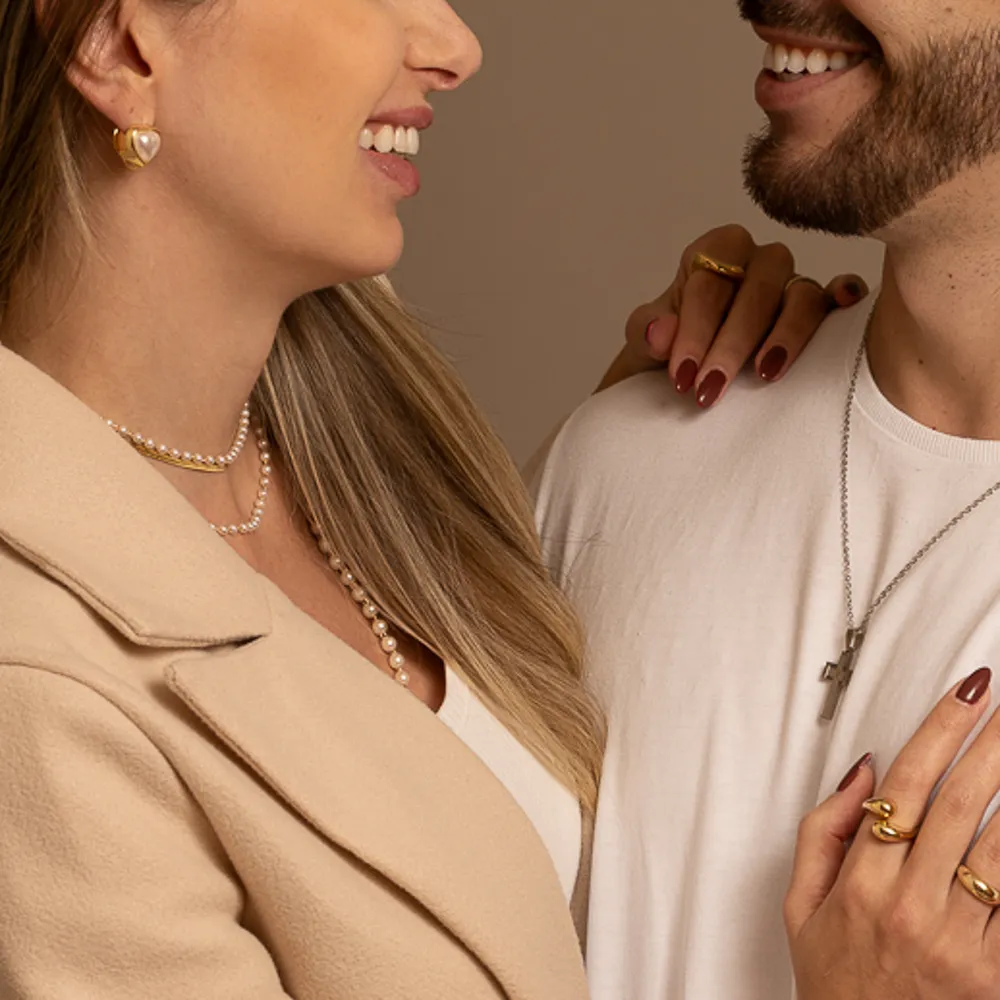 BRINCO ARGOLA CORAÇÃO EM PÉROLA M BANHO OURO 18K