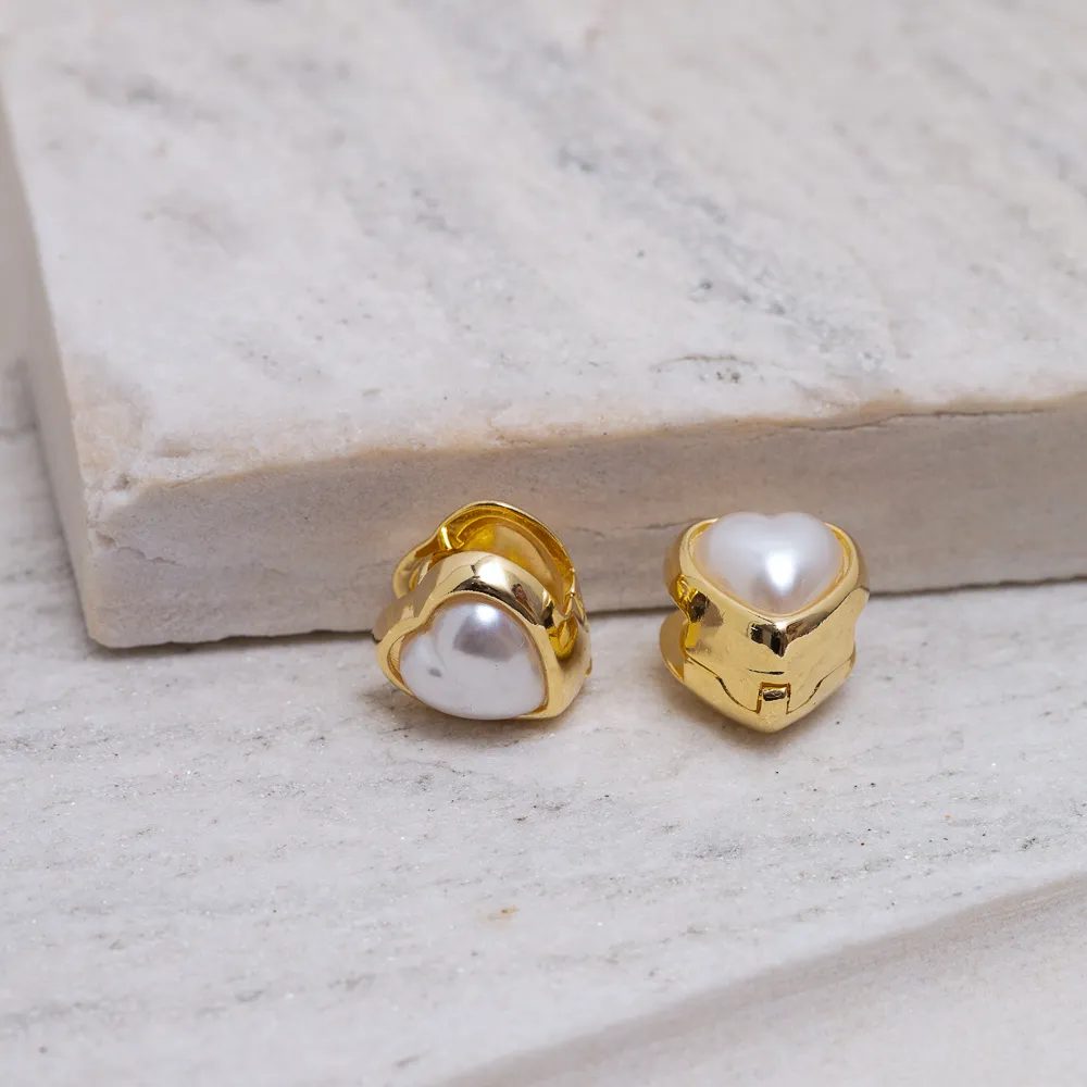 BRINCO ARGOLA CORAÇÃO EM PÉROLA M BANHO OURO 18K
