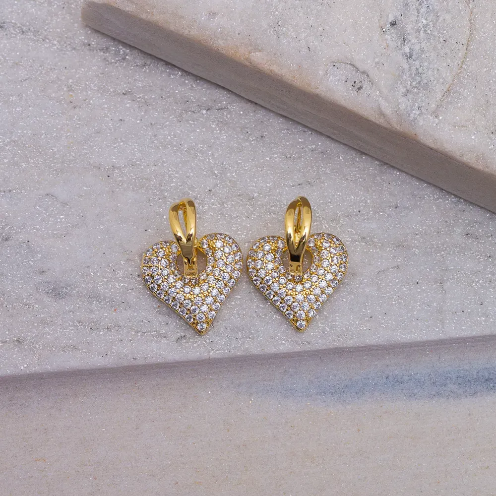 BRINCO ARGOLA LISA COM CORAÇÃO CRAVEJADO COM ZIRCÔNIAS CRISTAIS G BANHO OURO 18K
