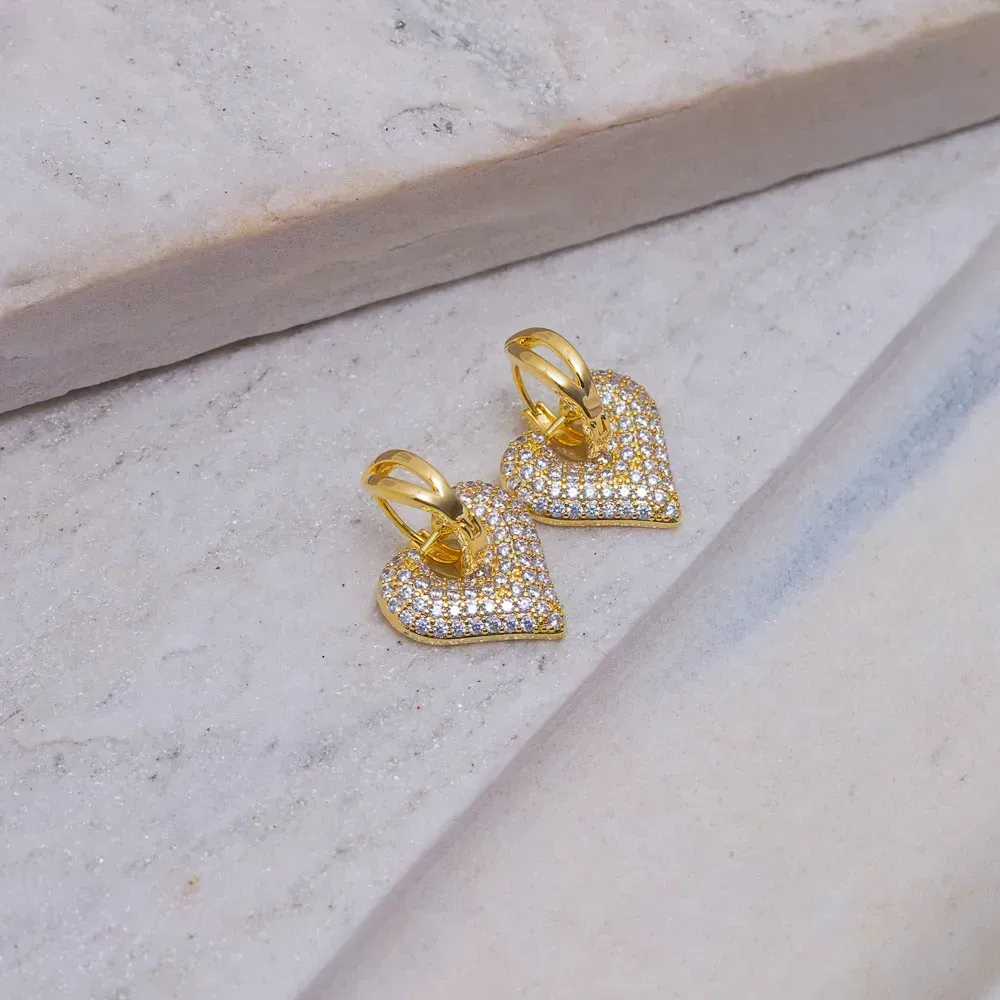 BRINCO ARGOLA LISA COM CORAÇÃO CRAVEJADO COM ZIRCÔNIAS CRISTAIS G BANHO OURO 18K