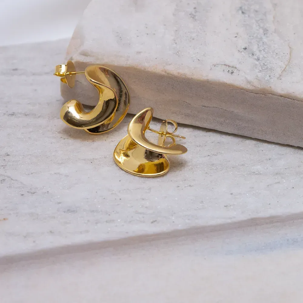 BRINCO ARGOLA ORGÂNICO ONDULADO M BANHO OURO 18K