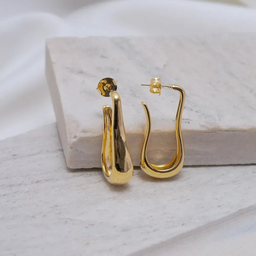 BRINCO ARGOLA ORGÂNICA LISA G BANHO OURO 18K
