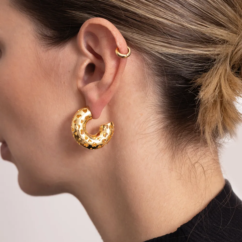 BRINCO ARGOLA VAZADA COM CORAÇÕES G BANHO OURO 18K