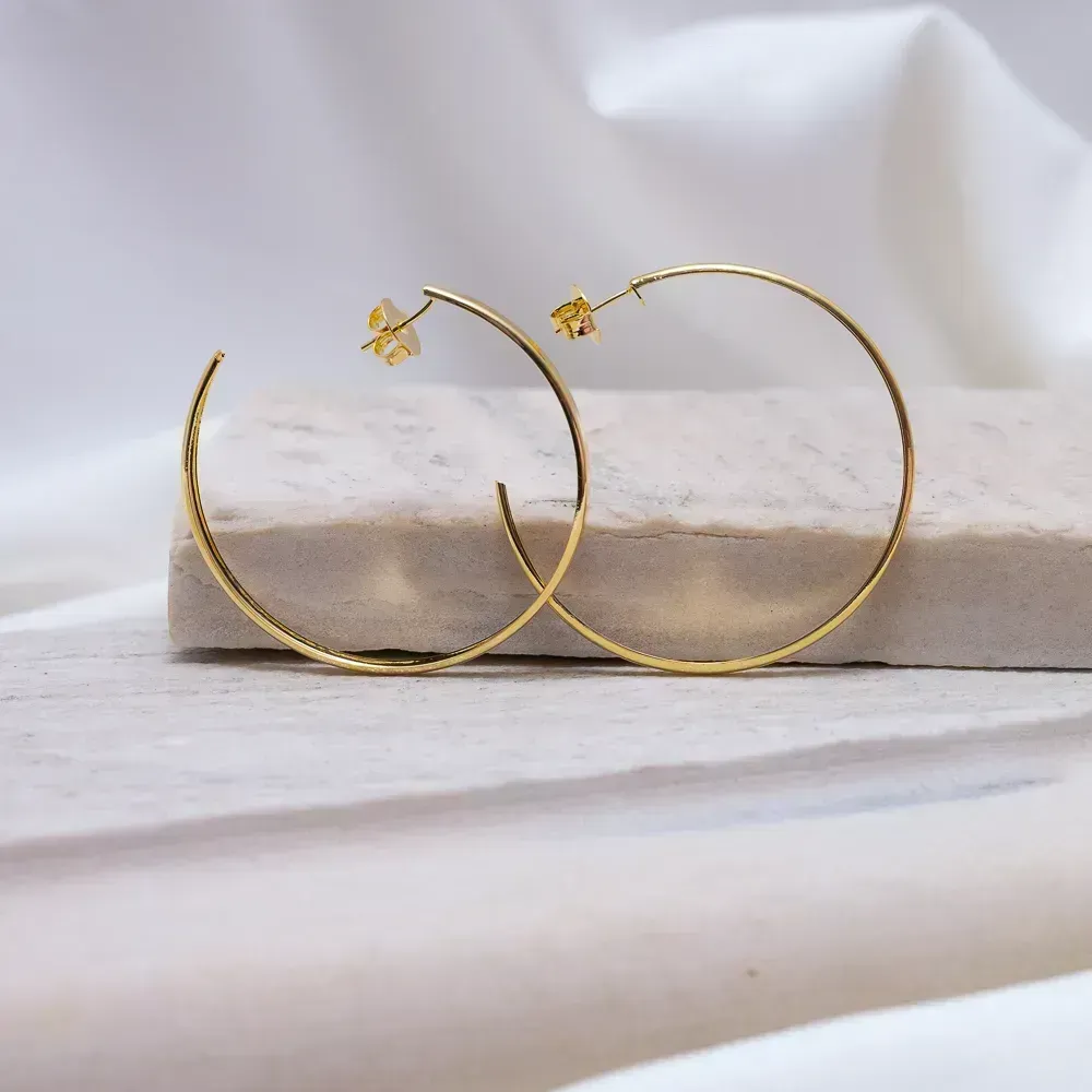 BRINCO ARGOLA CHAPA LISA BANHO OURO 18K