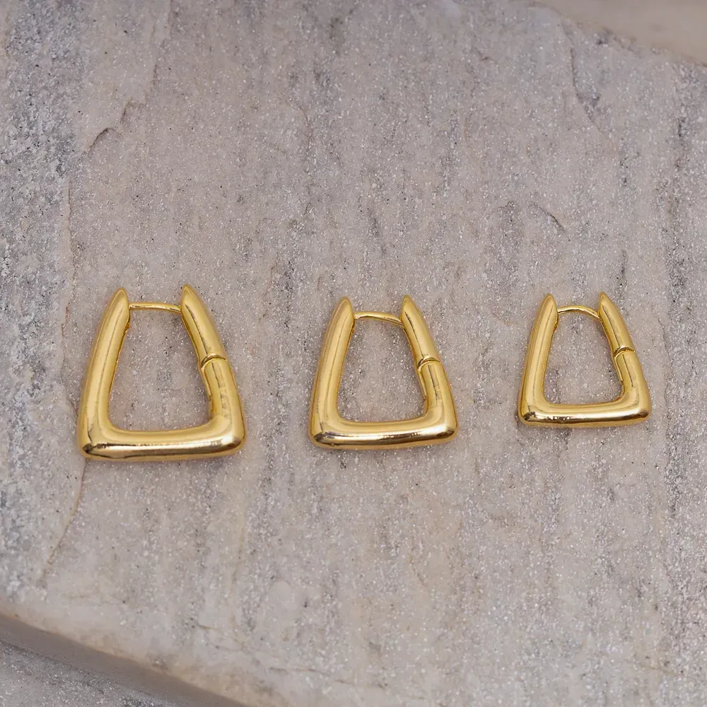 BRINCO ARGOLA RETANGULAR LISA P  BANHO OURO 18K