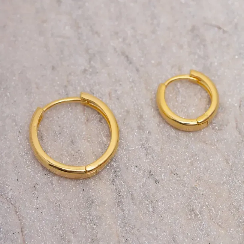 BRINCO ARGOLA REDONDA LISA P BANHO OURO 18K