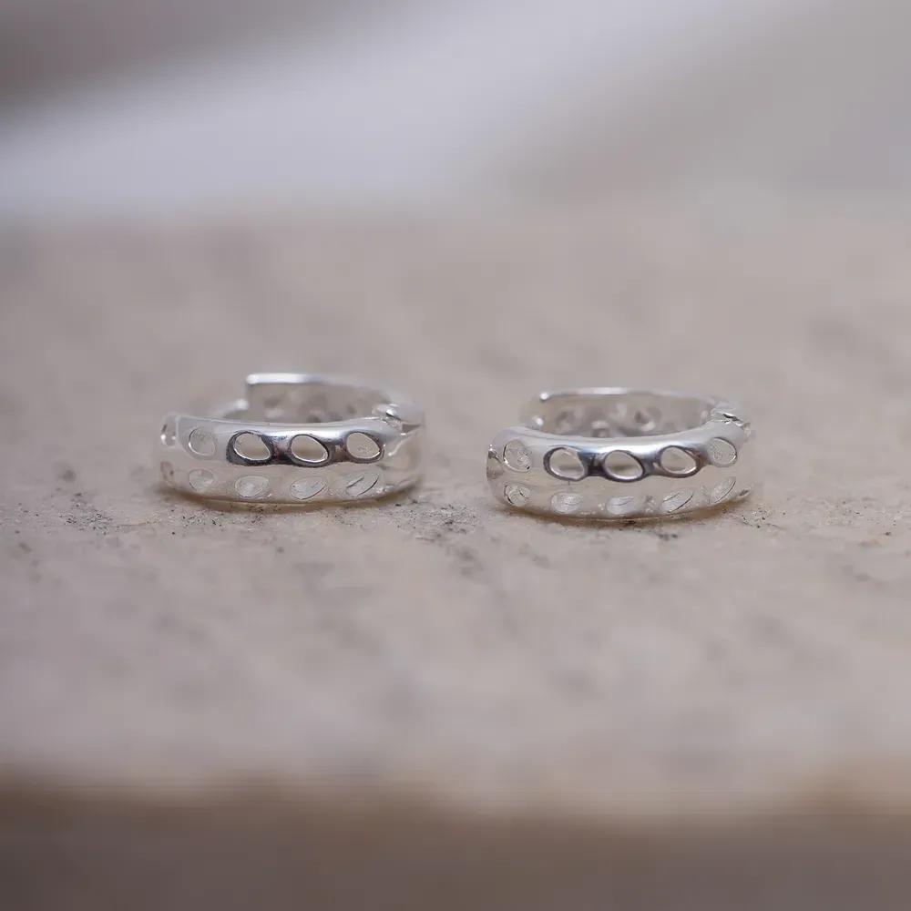 BRINCO ARGOLA PONTOS DE ZIRCÔNIAS CRISTAIS BANHO PRATA