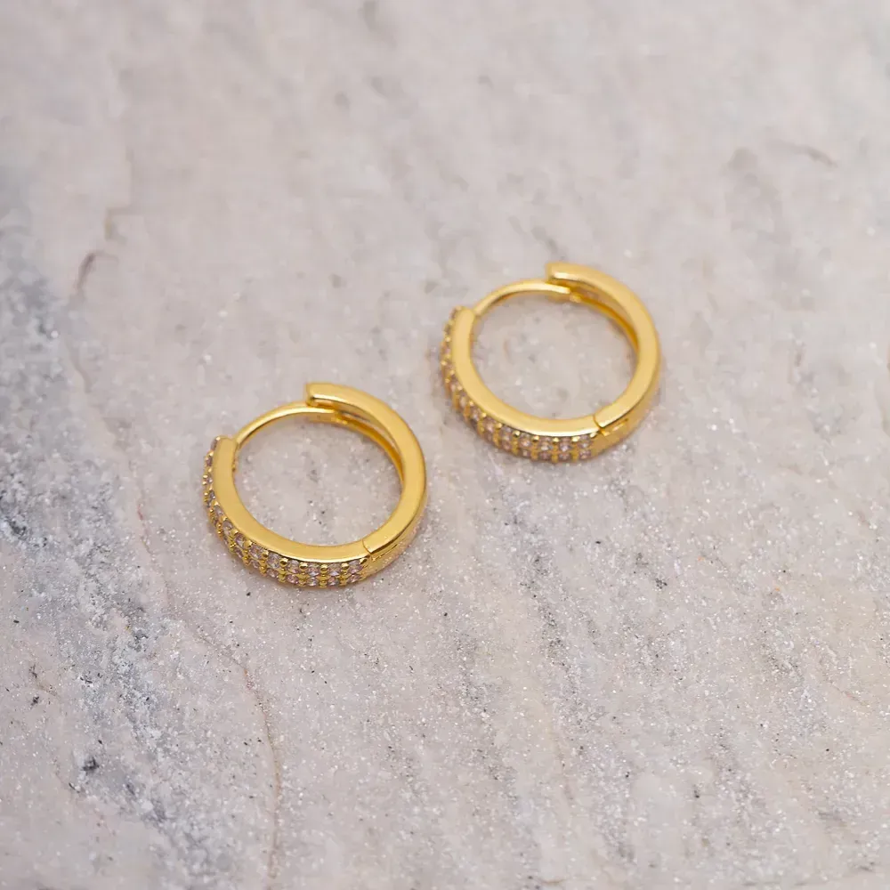BRINCO ARGOLA CRAVEJADA COM ZIRCÔNIAS CRISTAIS M BANHO OURO 18K