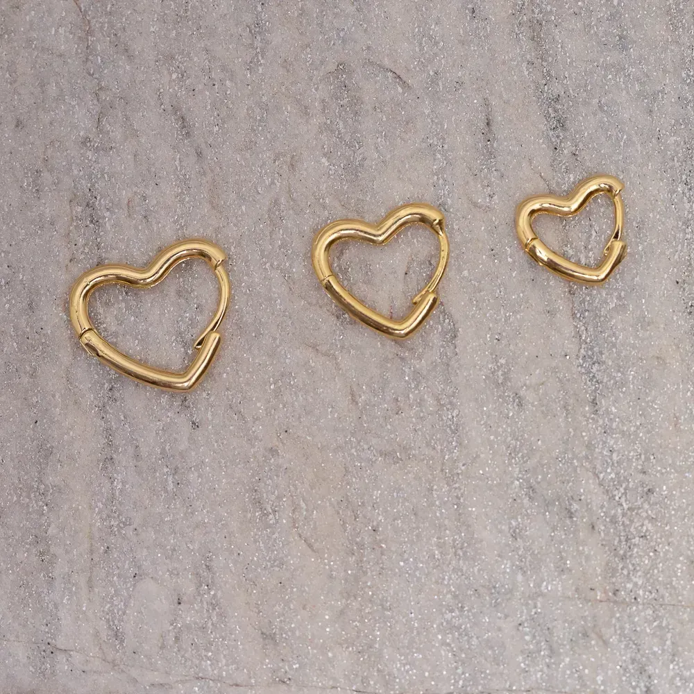 BRINCO ARGOLA CORAÇÃO LISO P BANHO OURO 18K