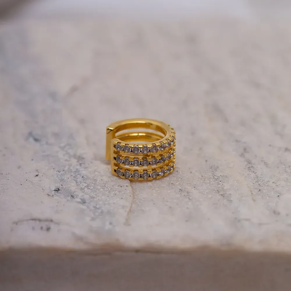 BRINCO FAKE TRÊS FILEIRAS COM ZIRCÔNIAS CRISTAIS PEQUENO BANHO OURO 18K