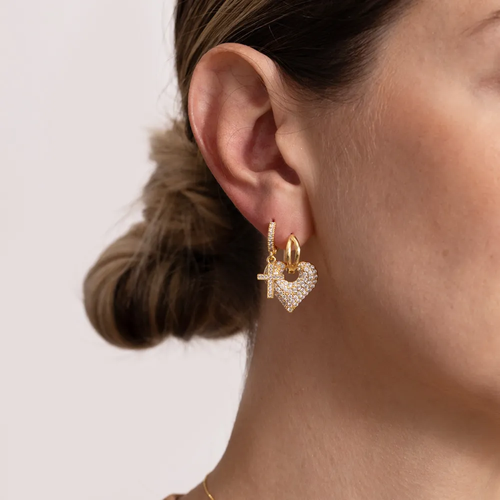 BRINCO ARGOLA COM PINGENTE DE CRUZ CRAVEJADO COM ZIRCÔNIAS CRISTAIS BANHO OURO 18K