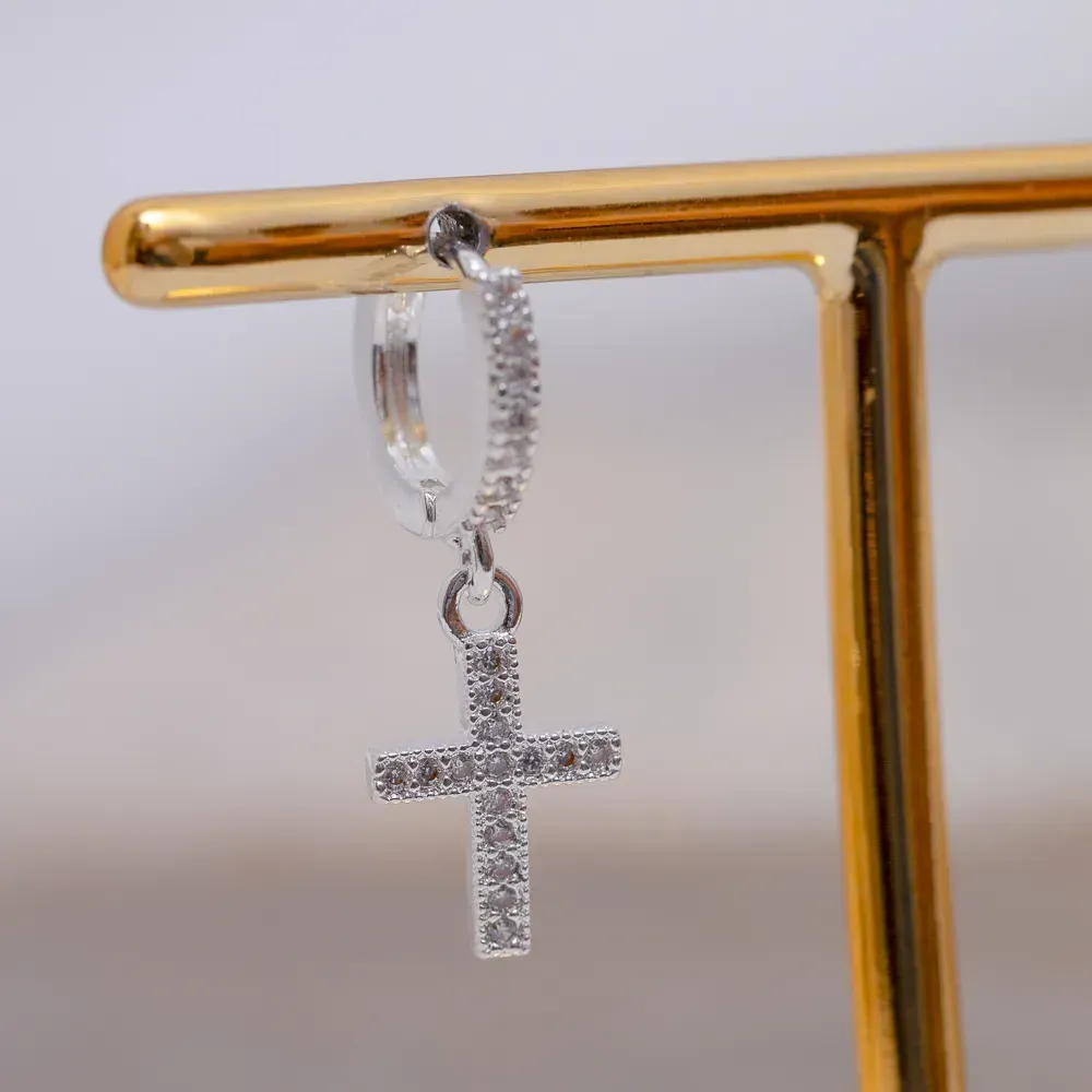 BRINCO ARGOLA COM PINGENTE DE CRUZ CRAVEJADO COM ZIRCÔNIAS CRISTAIS BANHO PRATA