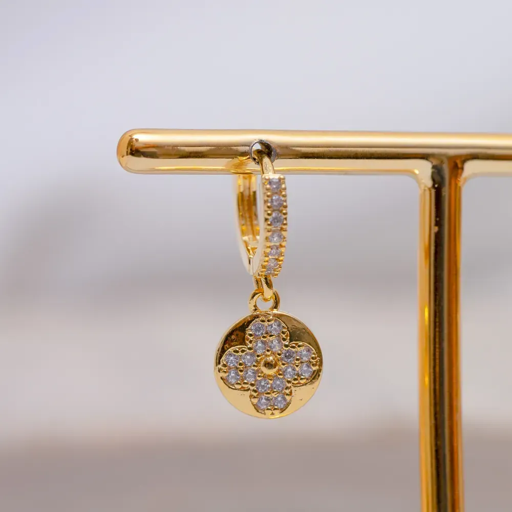 BRINCO ARGOLA COM PINGENTE TREVO CRAVEJADO COM ZIRCÔNIAS CRISTAIS BANHO OURO 18K