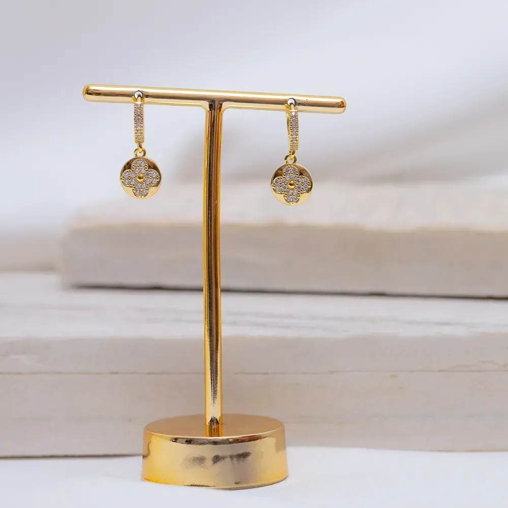 BRINCO ARGOLA COM PINGENTE TREVO CRAVEJADO COM ZIRCÔNIAS CRISTAIS BANHO OURO 18K