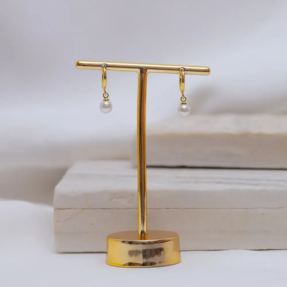 BRINCO ARGOLA FINA COM PÉROLA P BANHO OURO 18K