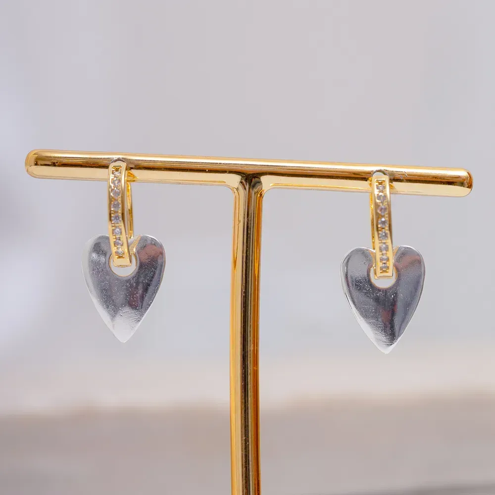 BRINCO ARGOLA DOIS BANHOS CRAVEJADO COM ZIRCÔNIAS CRISTAIS E CORAÇÃO LISO BANHO OURO 18K