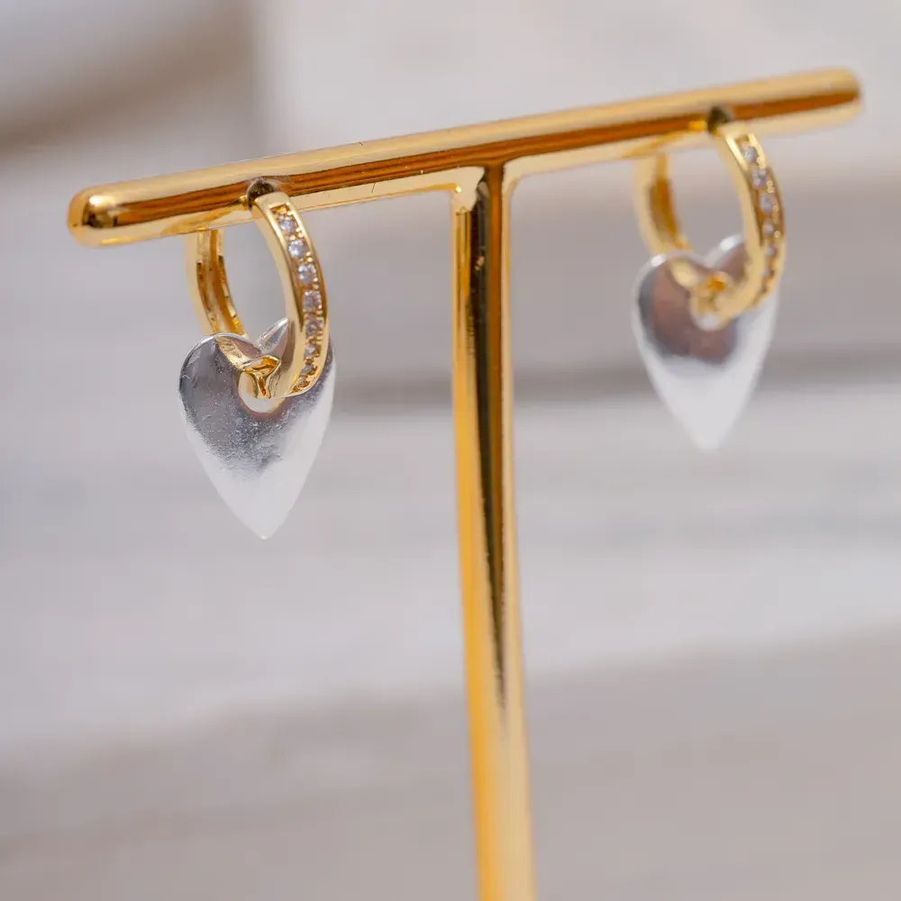 BRINCO ARGOLA DOIS BANHOS CRAVEJADO COM ZIRCÔNIAS CRISTAIS E CORAÇÃO LISO BANHO OURO 18K