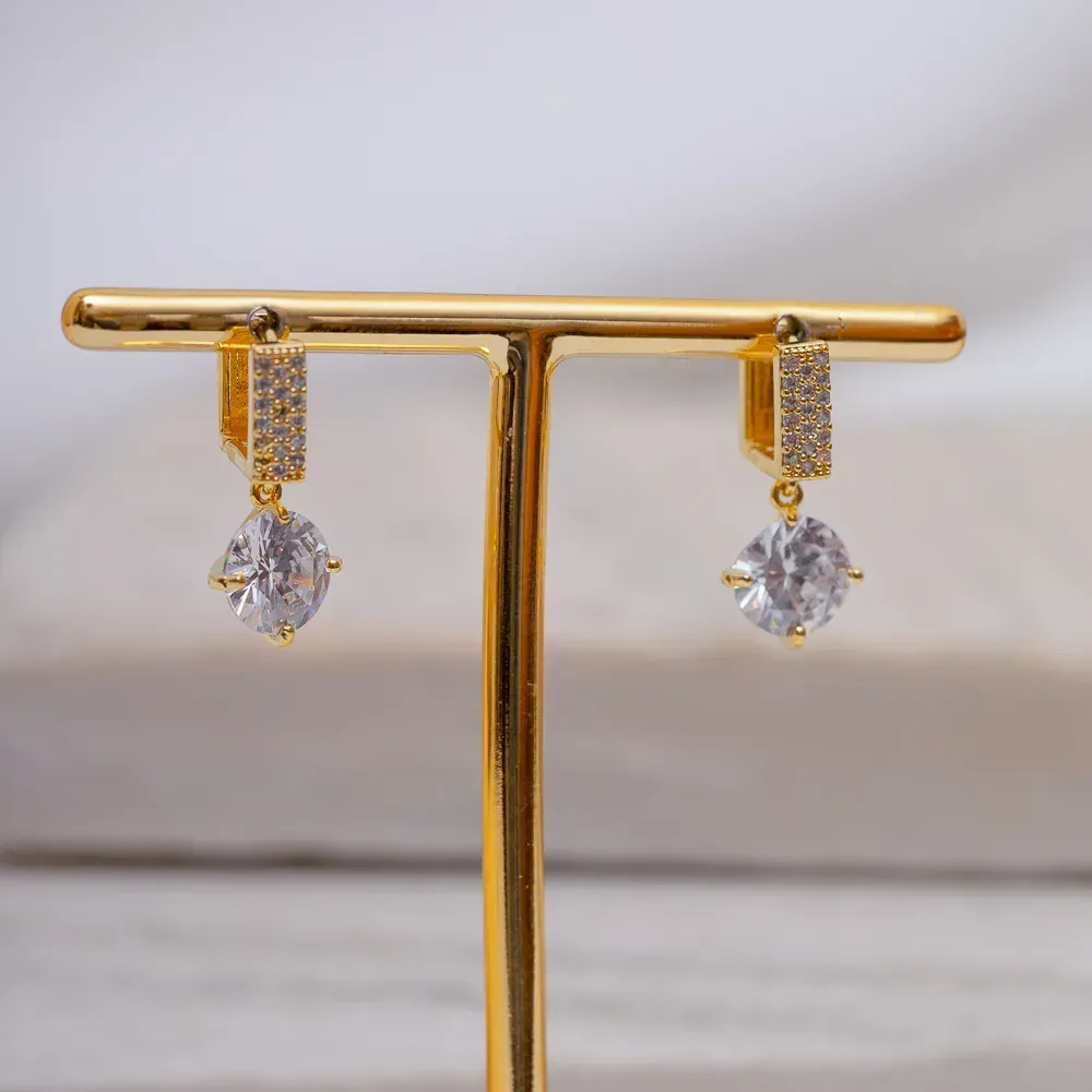 BRINCO ARGOLA QUADRADA CRAVEJADA COM ZIRCÔNIAS E PONTO DE LUZ CRISTAL BANHO OURO 18K