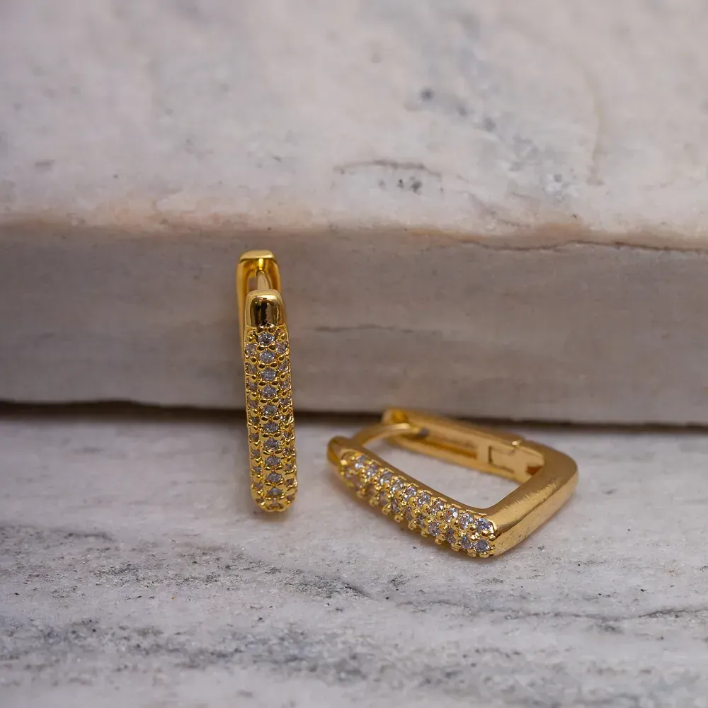 BRINCO ARGOLA RETANGULAR CRAVEJADO COM ZIRCÔNIAS CRISTAIS M BANHO OURO 18K