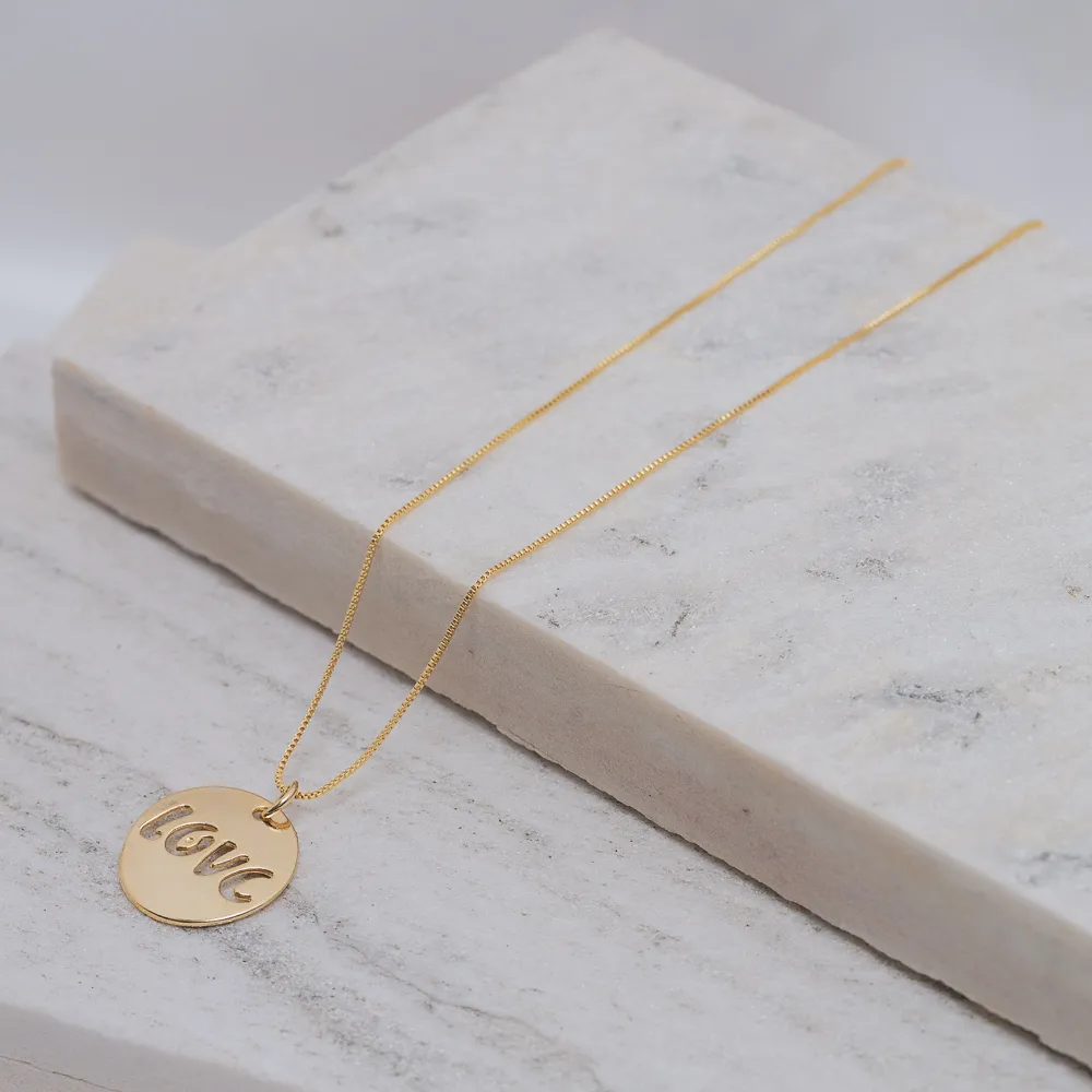 COLAR PINGENTE LOVE VAZADO LISO BANHO OURO 18K