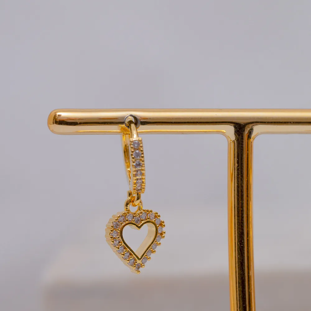 BRINCO ARGOLA COM PINGENTE CORAÇÃO CRAVEJADO COM ZIRCÔNIAS CRISTAIS BANHO OURO 18K