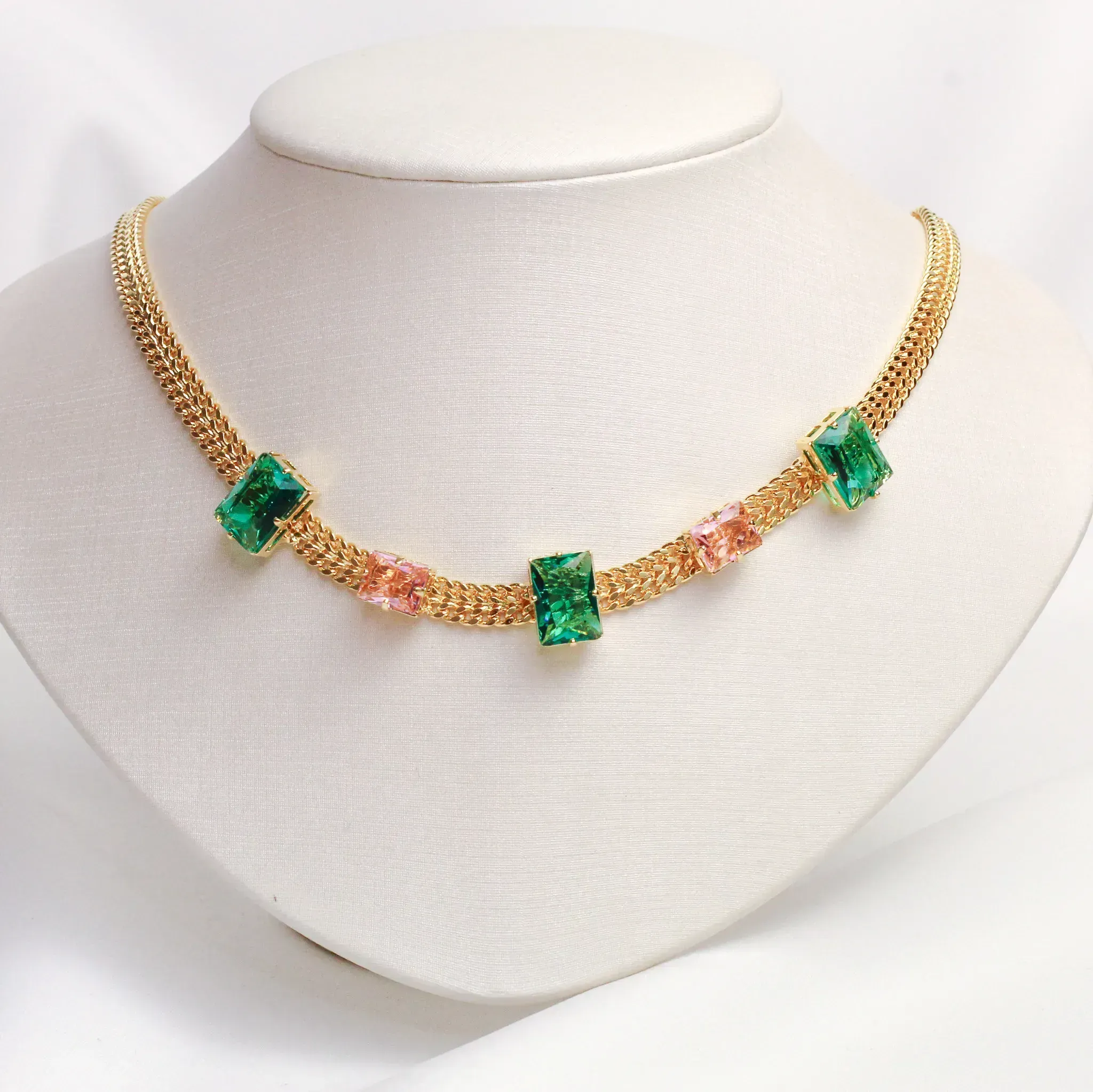 COLAR CORRENTE LACRAIA COM PEDRA VERDE E ROSA CLARO BANHO OURO 18K